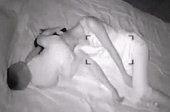 一男子在妻子房間安裝攝像頭，夜里拍下這樣場景！網友：太扎心了！