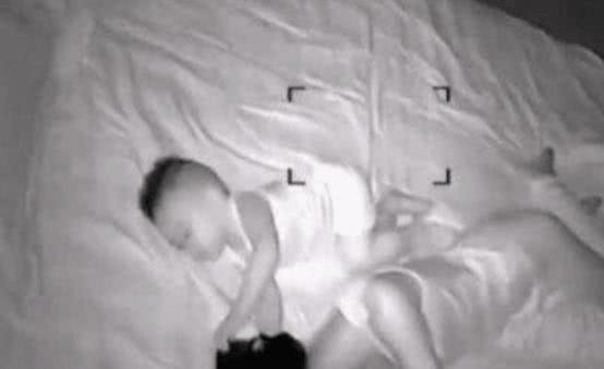 一男子在妻子房間安裝攝像頭，夜里拍下這樣場景！網友：太扎心了！