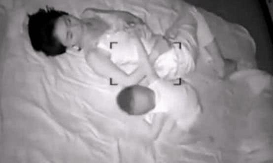 一男子在妻子房間安裝攝像頭，夜里拍下這樣場景！網友：太扎心了！