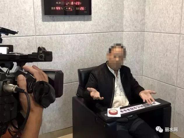 此案犯罪嫌疑人潘某勇，正在回答審訊警官和現場記者的提問。