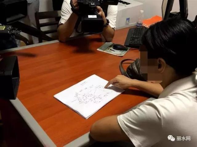 此案犯罪嫌疑人石某琴，用警方繪制的關系網，進一步向記者說明此案經過。