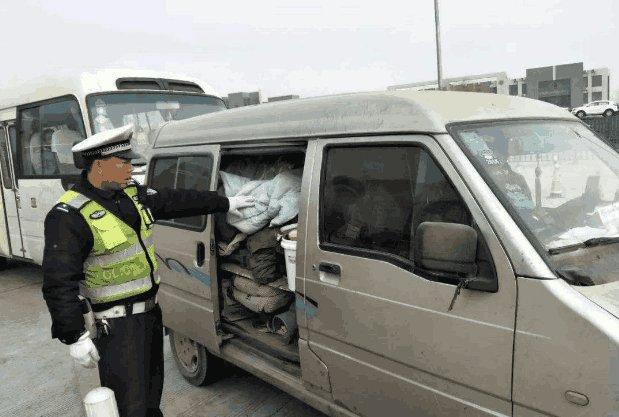 私家車后備廂裝兩箱水果就要被罰款？交警：沒罰錯交規就是這么定的