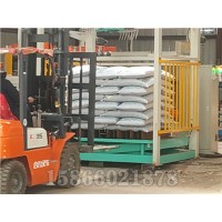 全自動(dòng)碼垛機(jī)包裝流水線作業(yè)