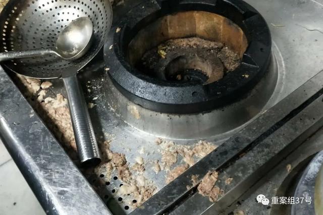 6月30日，胖哥倆肉蟹煲合生匯店，灶臺上的污漬長時間無人清理，勺子也會堆積在灶臺上