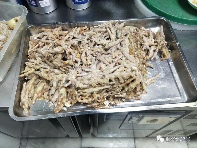 胖哥倆肉蟹煲合生匯店，當天剩下的熟雞爪，留到第二天經過熱水清洗后，繼續給顧客食用