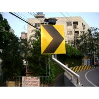 太陽能警告標(biāo)志 線形誘導(dǎo)標(biāo)志 單箭頭發(fā)光標(biāo)志廠家