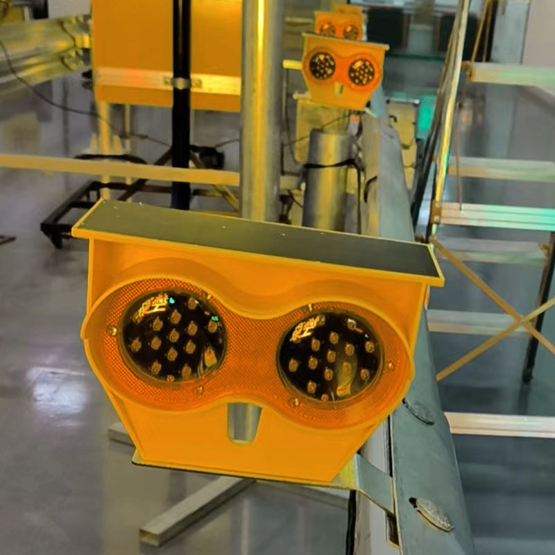 護欄太陽能同步警示燈